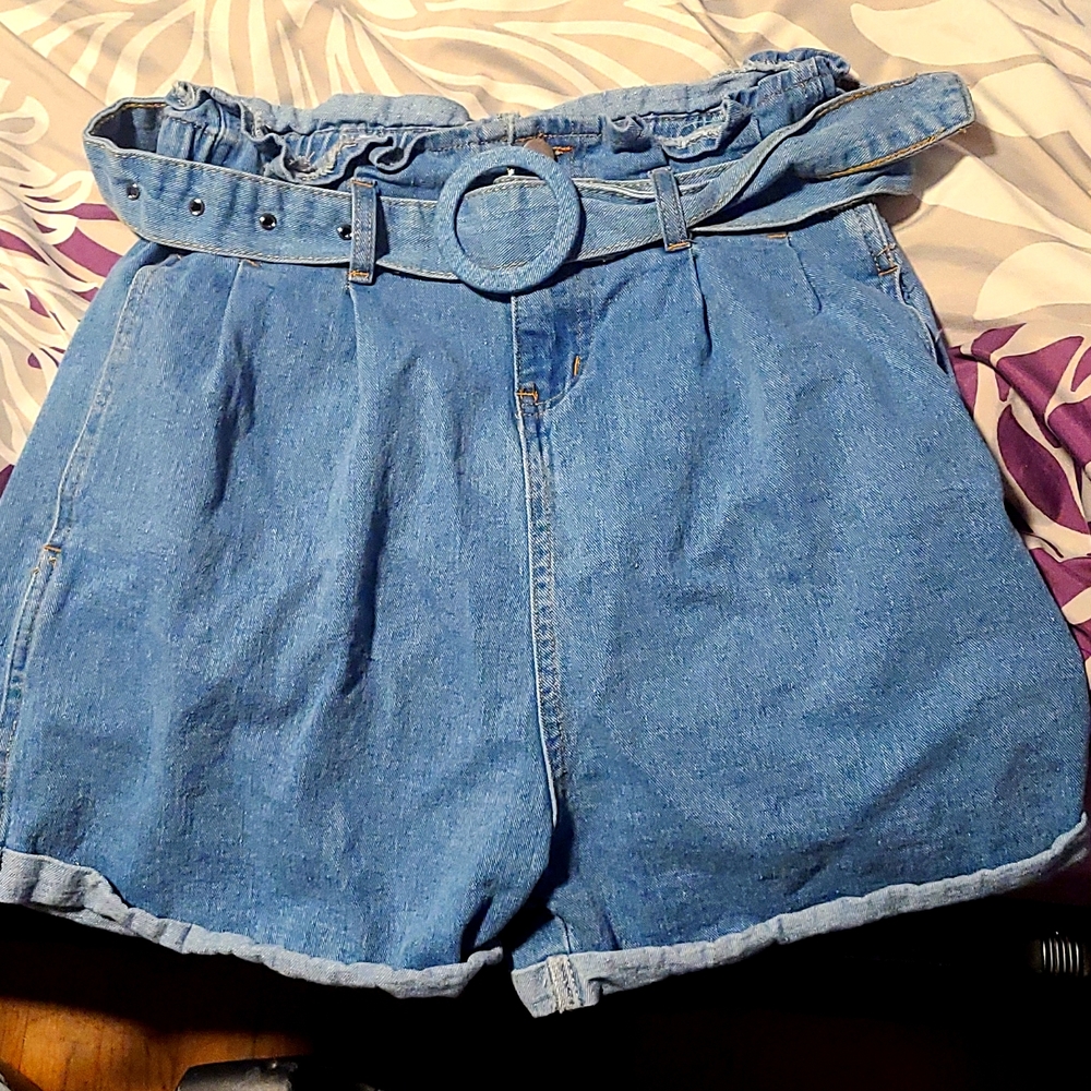 Elenza jean shorts, size large. Color is denim blue